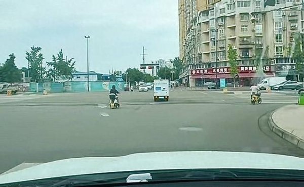 中国股票配资网官方网站 无人配送车闯红灯引争议！四川资阳交警：尚无处罚先例，将协商处理